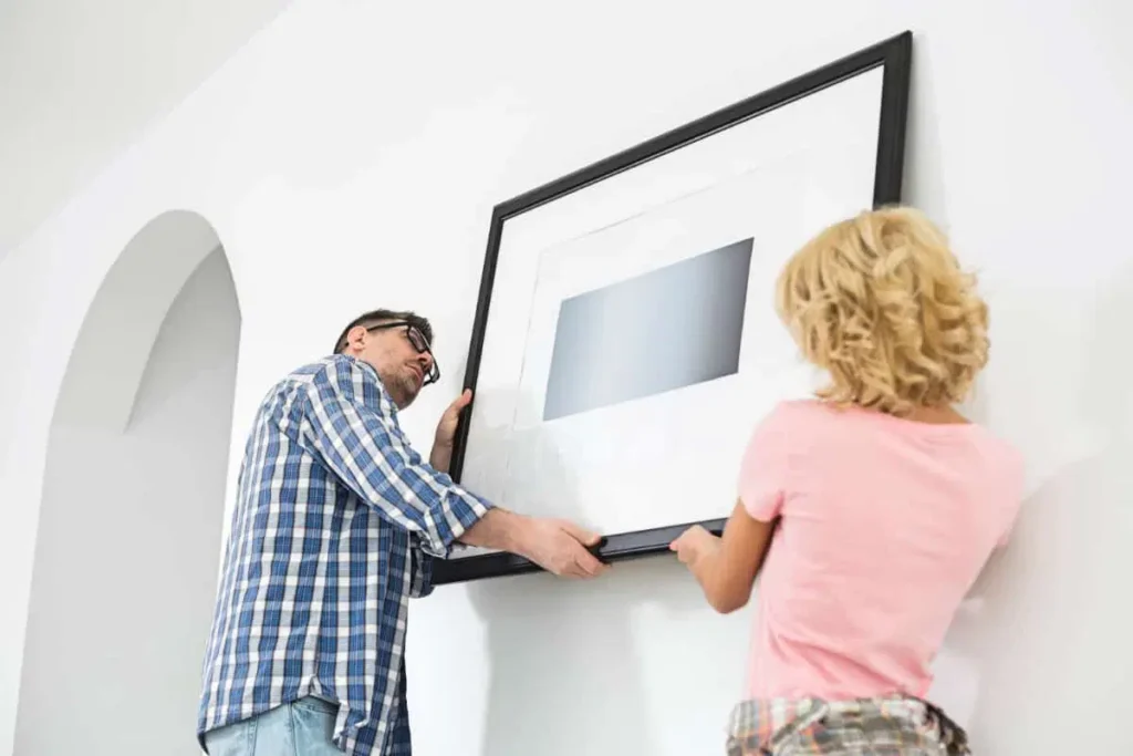 handyman-hanging-a-picture